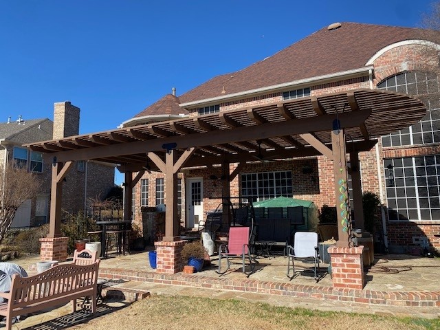 Custom cedar pergola construction in a Dallas-Fort Worth backyard by Postmasters Fencing